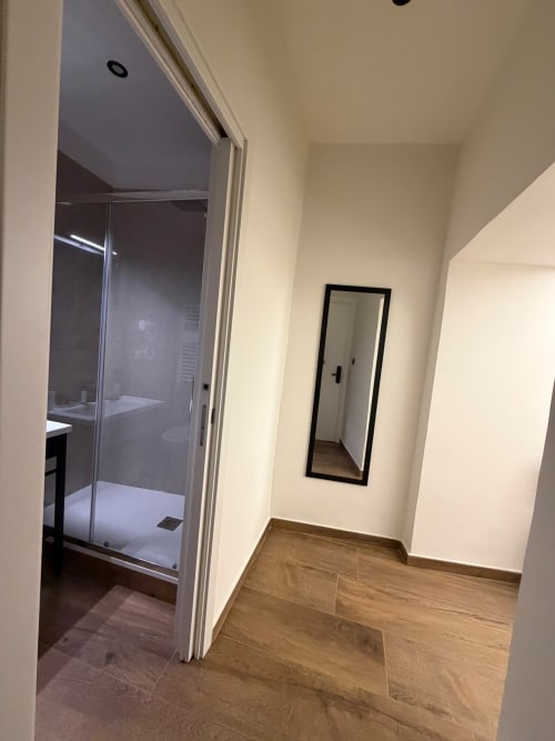 Corridoio bagno moderno nel lussuoso B&B Salotto Toledo a Napoli con doccia e specchio