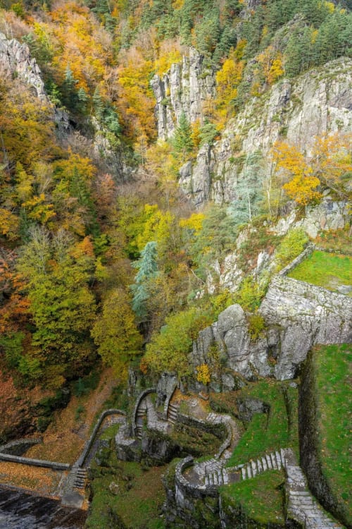 Gorge rocheuse aux couleurs d'automne et escalier sinueux du gîte Furanelle, Saint Etienne