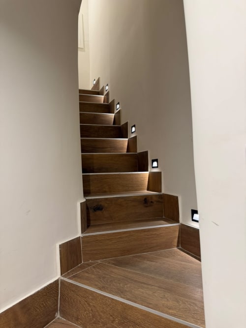 Scala in legno moderna con illuminazione a incasso nella suite Salotto Toledo, Napoli