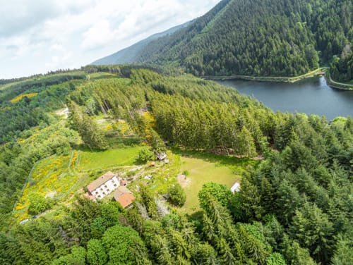 Furanelle B&B à Saint Etienne, niché en montagne boisée avec vue sur le lac