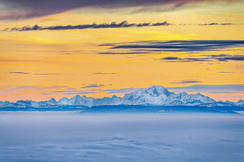 Pics alpins enneigés au lever du soleil au-dessus des nuages, vue montagne gîte Saint Étienne