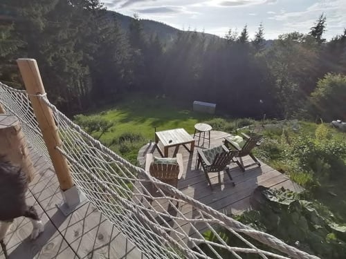 Terrasse du gîte Furanelle avec chaises Adirondack vue sur la vallée boisée de Saint Etienne