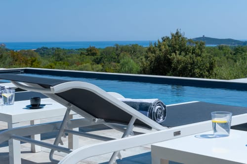 Villa de luxe avec piscine à débordement surplombant la Méditerranée et la côte corse à Les Villas d'A Storia