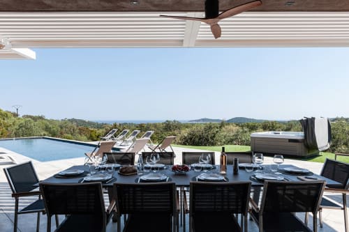 Terrasse extérieure avec table à manger, piscine privée, transats et vue sur la mer Méditerranée à la Villa Poggioli, Zonza
