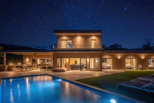 Villa Poggioli aux Villas d'A Storia à Zonza, architecture moderne illuminée, piscine privée et ciel étoilé