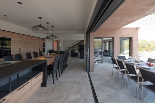 Cuisine et salle à manger ouvertes, Villa Poggioli, Les Villas d'A Storia, Zonza avec vue sur mer
