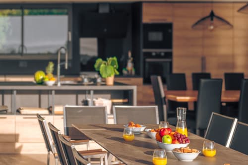 Élégante salle à manger à Les Villas d'A Storia avec fruits frais, jus et vue mer à Zonza
