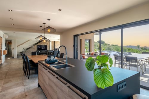 Villa moderne avec cuisine ouverte, salle à manger, foyer en pierre et terrasse vue mer aux Villas d'A Storia, Zonza