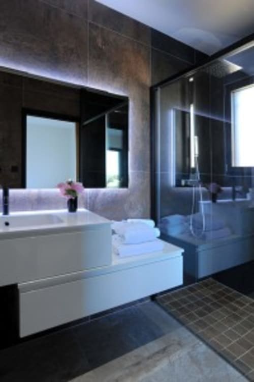 Salle de bain luxe moderne à la Villa Poggioli, Les Villas d'A Storia, Zonza, avec fixtures blanches et accents sombres