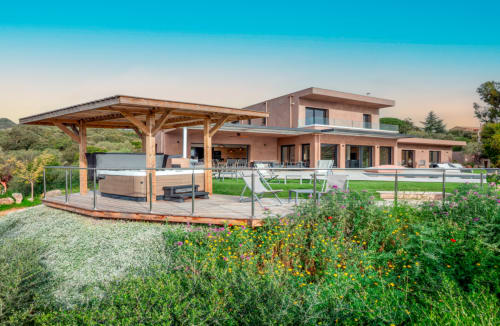 Villa rose moderne avec terrasse en bois et piscine privée à Zonza, Corse