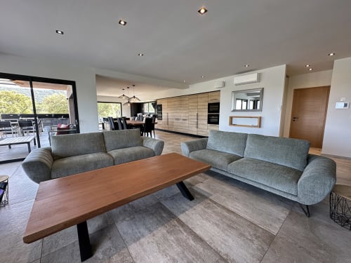 Séjour contemporain avec canapés gris et table en bois à Villa Poggioli, Les Villas d'A Storia à Zonza