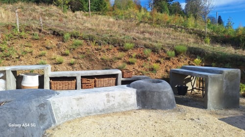 Espace de détente extérieur au B&B Furanelle Saint Étienne avec bancs en béton et végétation en flanc de colline