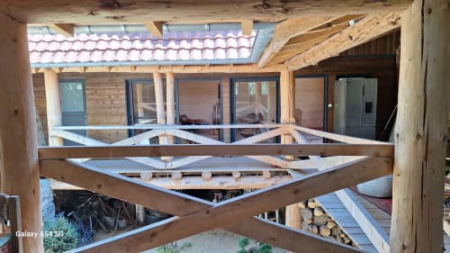 Furanelle B&B Saint Etienne - terrasse en bois en construction avec garde-corps et charpente de toit