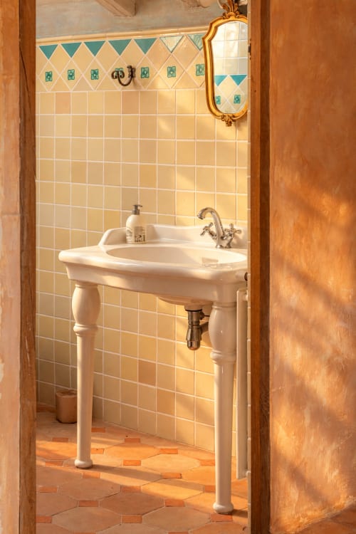Lavabo sur piédestal vintage crème et turquoise, cottage Maison Minérale au Clos Divin, Doué-la-Fontaine