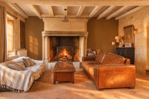 Suite chaleureuse au Clos Divin avec cheminée, canapé cuir et ambiance cosy à Doué-la-Fontaine