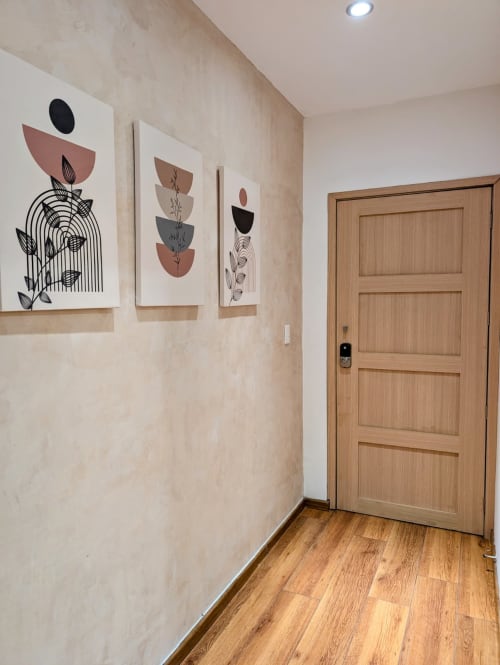 Pasillo moderno de Casa Donceles Mexico City con arte mural contemporáneo, puerta de madera y piso de laminado
