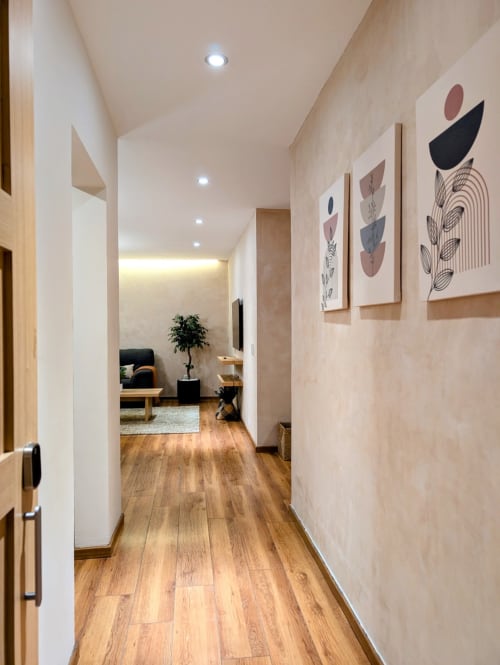 Pasillo moderno del apartamento Casa Donceles en Ciudad de México con piso de madera, paredes blancas y arte lineal contemporáneo