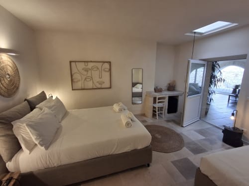 Ampia camera da letto della villa Casolare Treggi a Ostuni con comfort moderni, lucernario e vista sulla piscina
