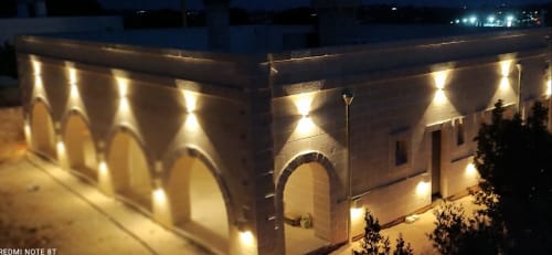 Villa Casolare Treggi a Ostuni, Italia, illuminata di notte con luci architettoniche sulle mura in pietra
