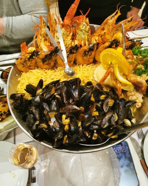 Paella de fruits de mer avec moules, crevettes et riz à la safran au restaurant Hôtel Motelia, Moissy-Cramayel