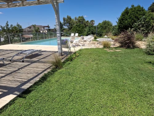 Villa Casolare Treggi a Ostuni con piscina privata, lettini, giardini curati e pergolato sotto cielo sereno