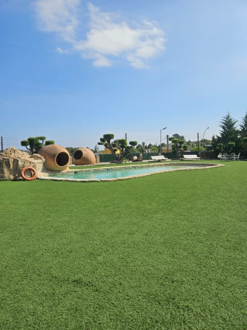 Piscina privada y jardín cuidado en la villa Masias Can Trabal de Olèrdola con agua turquesa y detalles en terracota