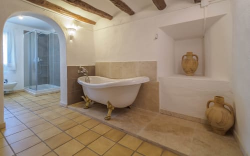Amplio cuarto de baño en villa Masias Can Trabal en Olèrdola con bañera independiente, ducha a ras de suelo, vigas de madera rústica y