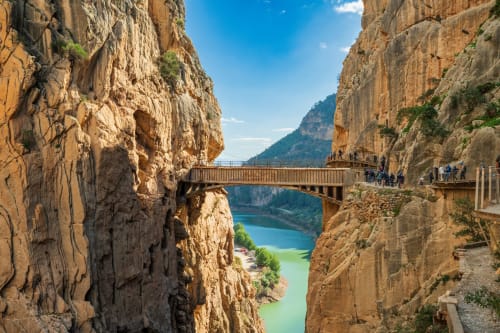 Espectacular cañón de montaña con río turquesa, puente de madera y sendero de senderismo cerca de Casarabonela, España