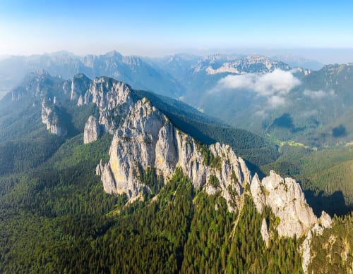 Dramáticos picos de piedra caliza se alzan sobre valles boscosos cerca de Casarabonela, España