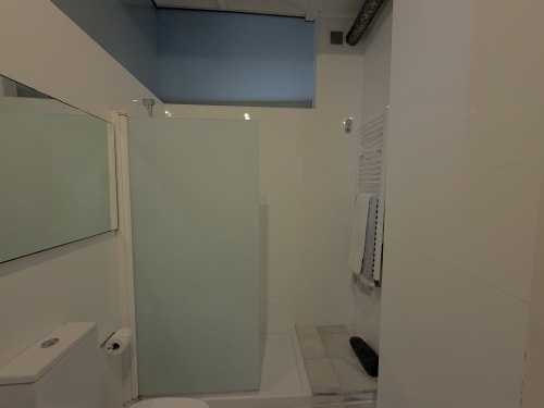 Baño moderno con cabina de ducha de cristal en apartamento de lujo en Stay Gest, centro de Valencia