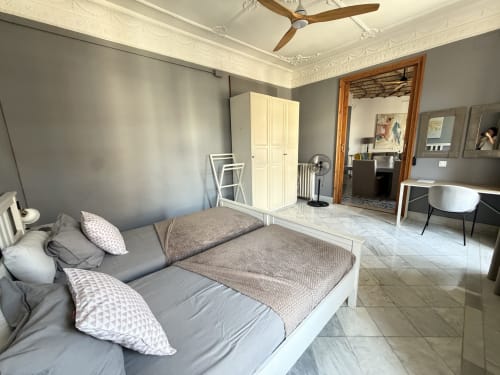 Dormitorio moderno en apartamento Stay Gest, Centro de Valencia, con cama, armario y escritorio con vistas a la ciudad