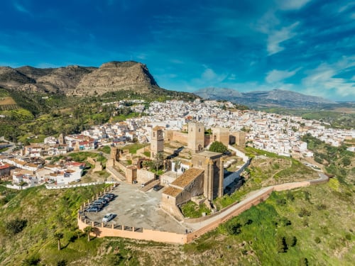 Casa La Almedina B&B con vistas al pueblo blanco de Casarabonela, ruinas de castillo histórico y montañas, Andalucía