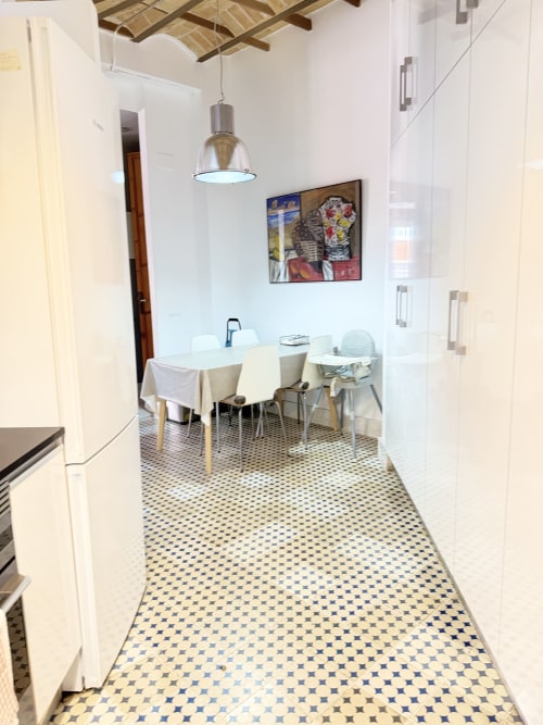 Cocina y comedor modernos en Valencia con baldosas geométricas, lámpara colgante y mobiliario contemporáneo
