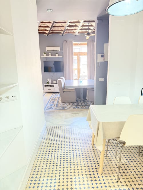 Lujoso apartamento en Ciril Amorós de Valencia con cocina moderna, comedor y vista a la ciudad desde la ventana