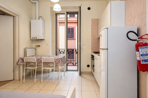 Angolo cottura Sidra Apartments a Bari con zona pranzo, frigorifero e accesso al balcone