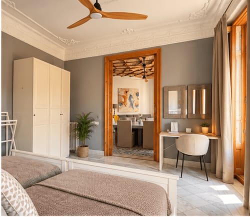 Dormitorio de lujo en Valencia con vigas de madera, baño ensuite, armario y vistas a la ciudad en Stay Gest