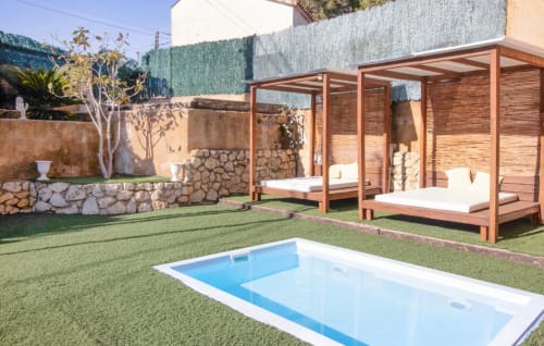 Villa Masia Alt en Olèrdola con piscina privada, pérgola de madera y jardín cuidado