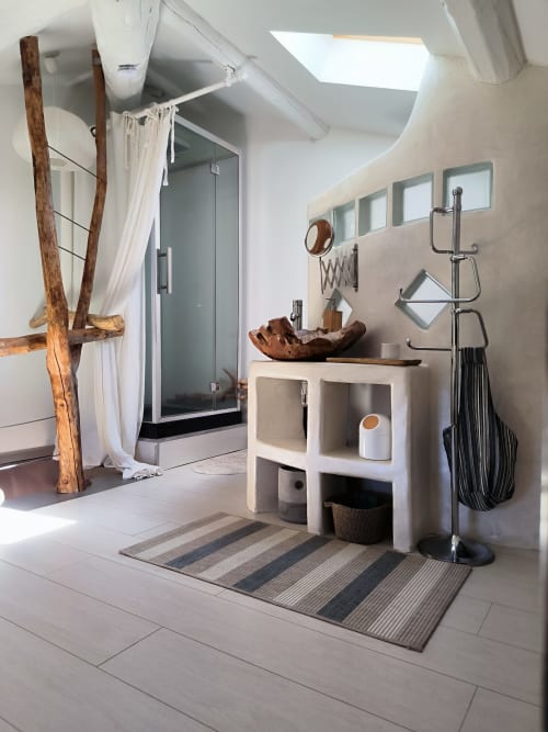 Salle de bains moderne à la Furanelle B&B à Saint Etienne avec douche, décor rustique et vue montagne par puits de lumière