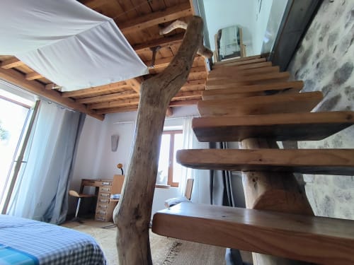Chambre rustique en mezzanine avec poutres apparentes au Furanelle B&B, Saint-Étienne