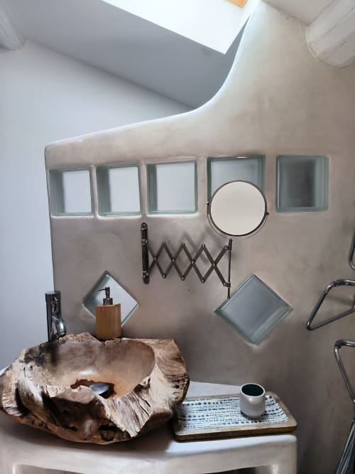 Lavabo Furanelle avec vasque en bois rustique, miroir rond et vue sur les montagnes à Saint-Étienne