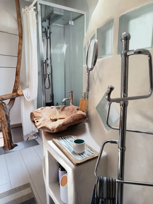 Salle de bains moderne à la Furanelle B&B à Saint-Étienne avec lavabo en bois rustique, douche à effet pluie et vue sur les montagnes