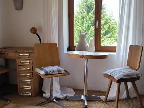 Chambre Furanelle B&B avec bureau en bois, fauteuils vintage, table ronde et vue sur les montagnes à Saint Etienne