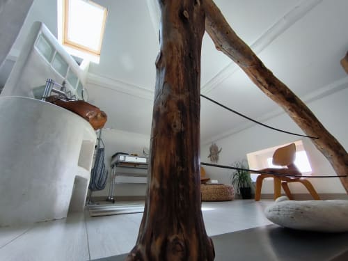 Chambre mansardée Furanelle à Saint-Étienne avec poutre bois rustique, lucarne et décoration scandinave minimaliste