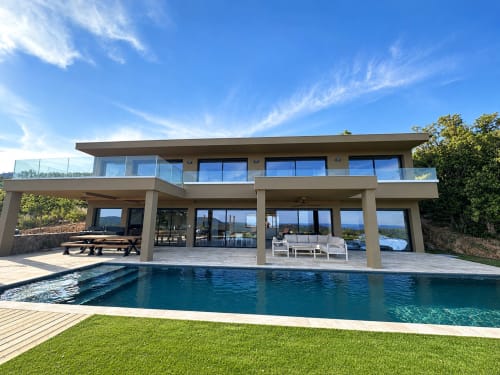 Villa Aria Alto aux Villas d'A Storia à Pinarellu avec piscine privée, vue mer et terrasse moderne