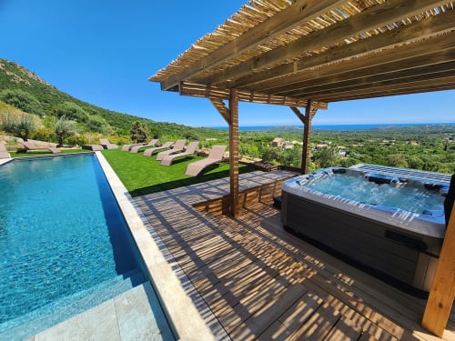 Villa de luxe avec piscine privée, bain à remous et vue mer sur Pinarellu, Corse
