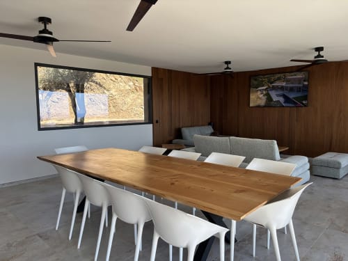 Salle à manger moderne avec table en bois et chaises blanches à la Villa Aria Alto, villa avec vue mer à Pinarellu, ventilateurs de plafond
