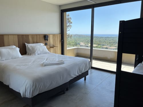 Chambre spacieuse aux Villas d'A Storia avec balcon vue mer sur Pinarellu, Corse
