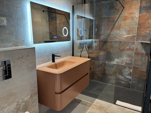 Salle de bain moderne à la Villa Aria Alto des Villas d'A Storia avec vasque en terre cuite, miroir rétroéclairé et carrelage rustique