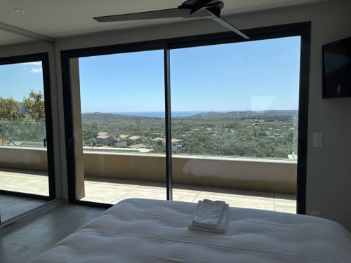 Chambre principale avec vue sur mer à Villa Aria Alto, Les Villas d'A Storia, Pinarellu Corse