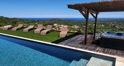 Villa de luxe aux Villas d'A Storia avec piscine à débordement, vue mer, transats, pergola bois et paysage corse